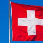 Flagge der Schweiz vor blauem Himmel