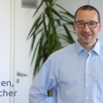 André Becher, Chief Technology Officer (CTO) bei SONAPRO, André im Hemd in einem Büro