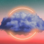 Blau-roter Verlauf mit Sternenhimmel. In der Mitte ist eine Wolke mit einem gelben Neon-Leuchtring darum