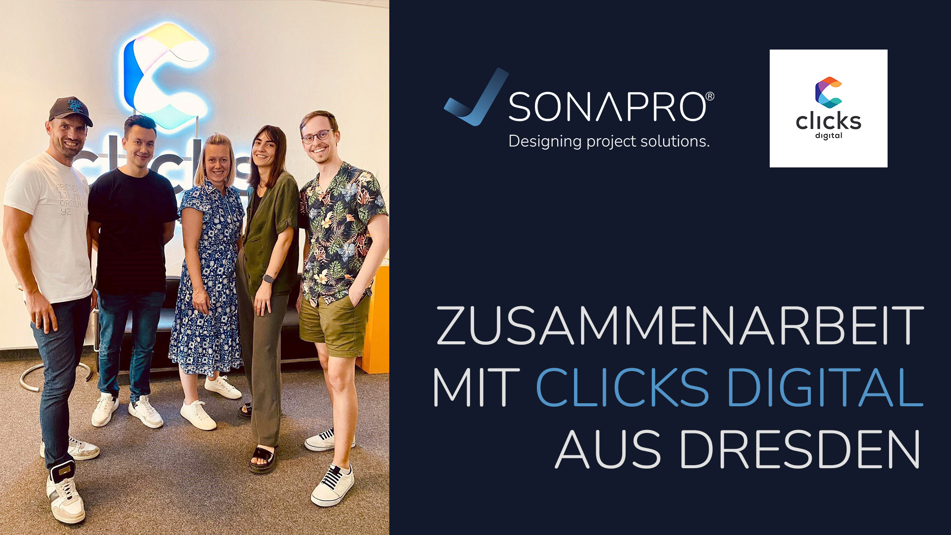 5 Personen (3Männer und 2 Frauen), die lächelnd in die Kamera schauen, sie stehen vor einer weißen Wand mit Leuchtschild "Clicks Digital"; daneben ist ein Rechteck worauf "Zusammenarbeit mit clicks digital aus Dresden" steht, oben ist das SONAPRO und Clicks digital Lofo