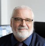 Geschäftsführer Jens Knöfler schaut lächelnd in die Kamera